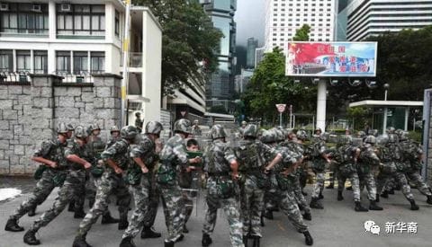 驻港部队首次举黄旗警告，港府这一利剑能否击毙蒙面暴徒？