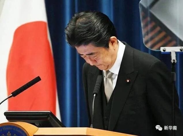 日本的大哥大安倍,何以在国际舞台上超乎寻常的谦卑、隐忍和低姿态?