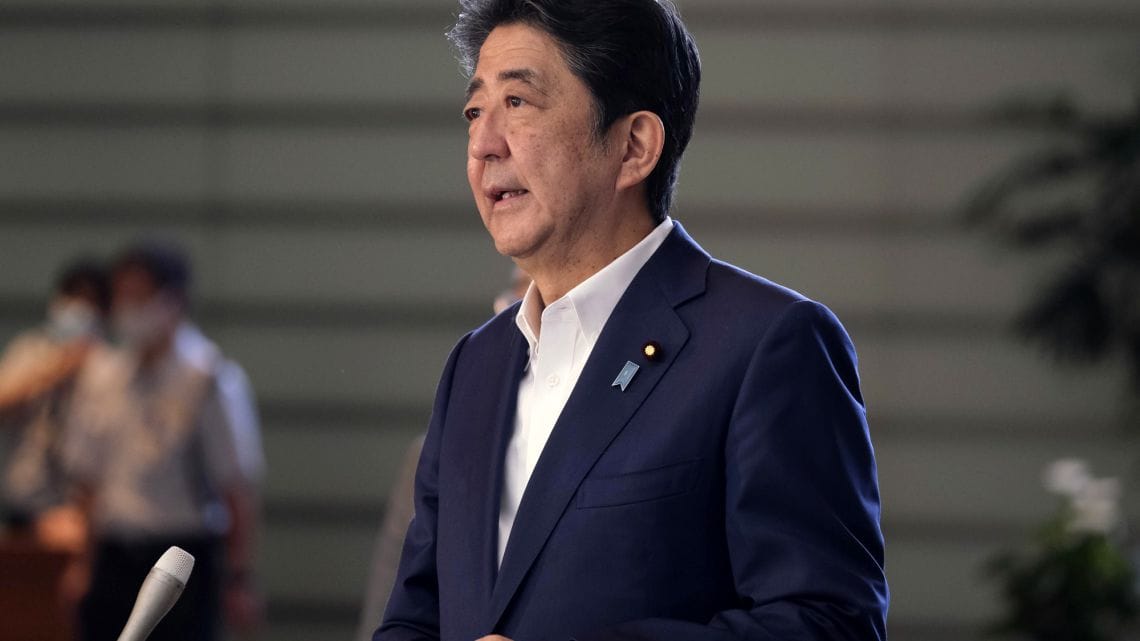 日本的大哥大安倍，何以在国际舞台上超乎寻常的谦卑、隐忍和低姿态？