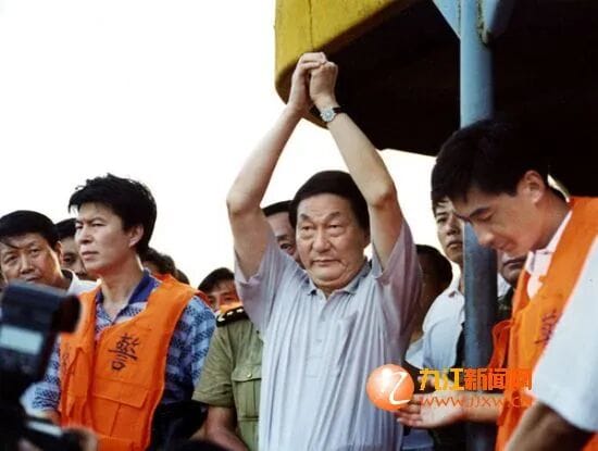 从克强追责郑州想起23年前镕基问责九江决堤 说出两句让渎职官员心悸的狠话！