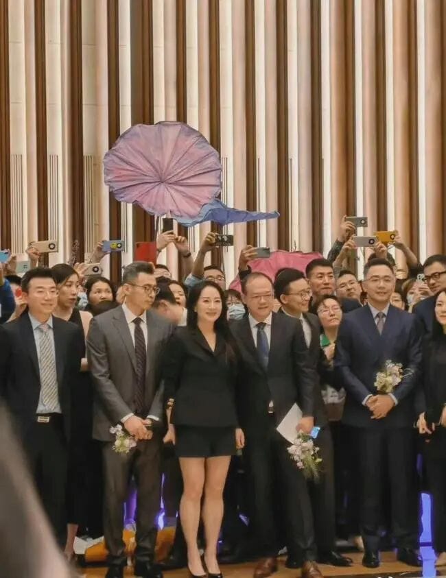 孟晚舟上班首日为何选在这一天？她回到华为做什么？
