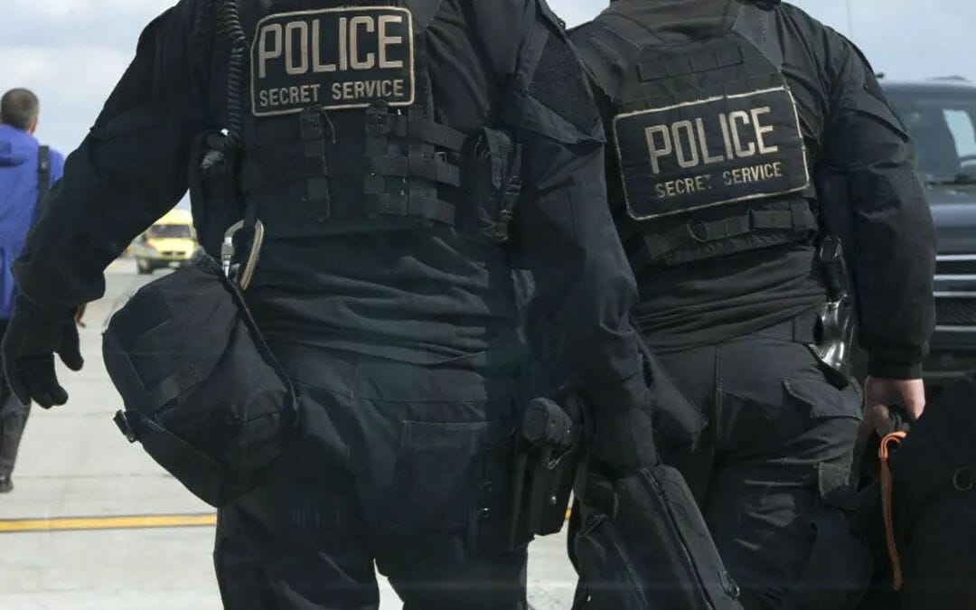 与杀手对峙警察认怂跑掉 特勤局5漏洞差点要了川普老命 这个女人要负责