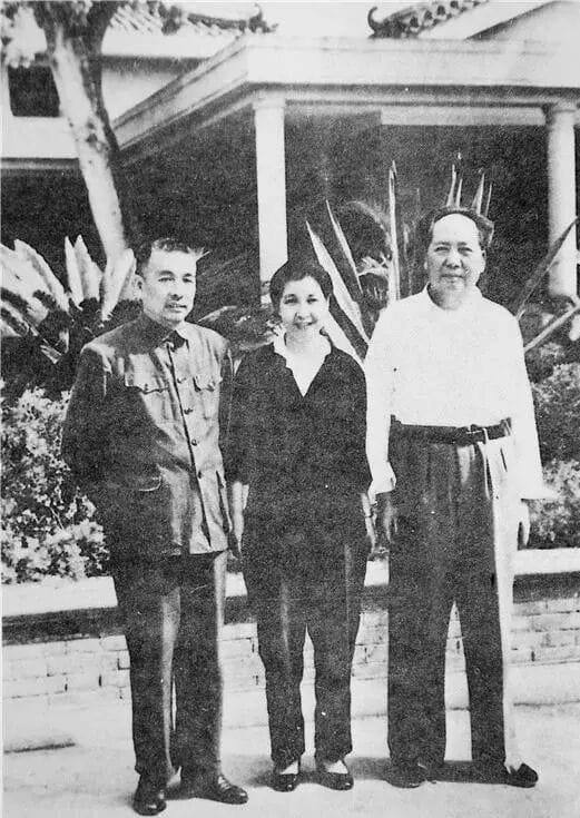 毛主席为何由保陶铸到放弃他？其间究竟发生了什么？