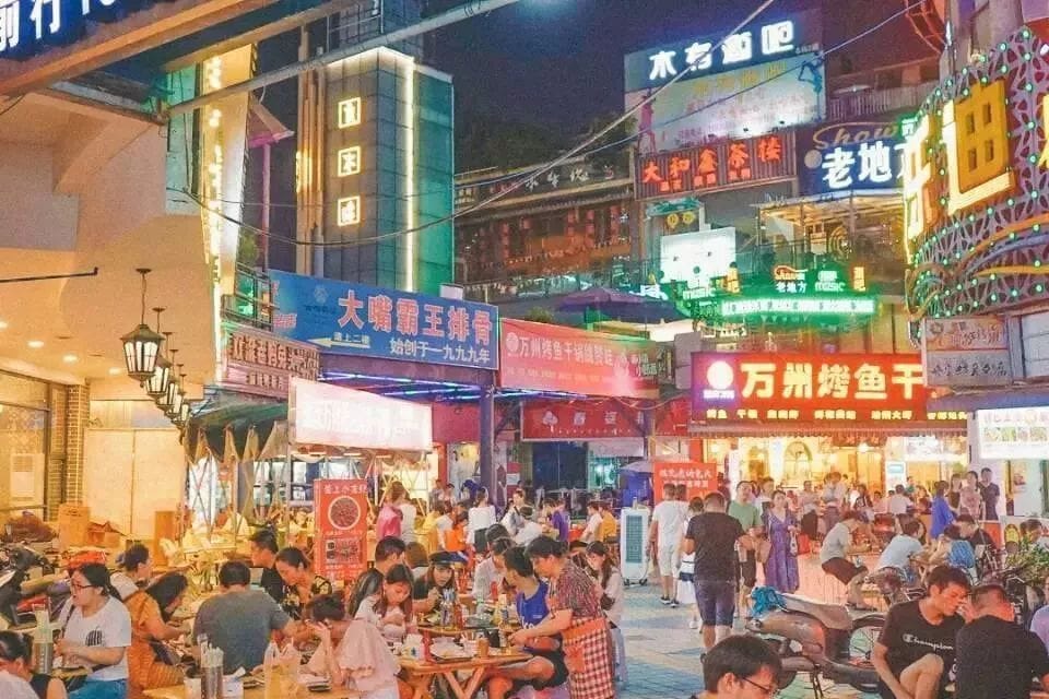哇！恍惚回到九十年代：上海南京路、武汉江汉路、成都春风路……摊点重回生活