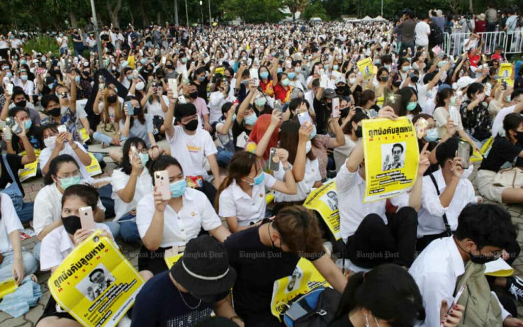 365j.me 4 泰国的示威当中显示了香港动乱的相同手法 李显龙的警告应验：颜色革命从香港复制到泰国 恐蔓延至东南亚